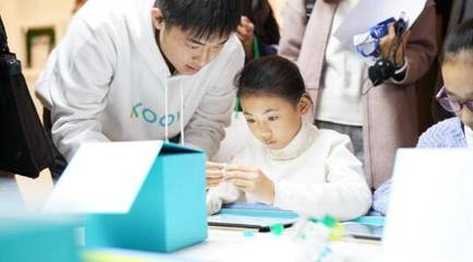 索尼國際教育發(fā)布KOOV 科技公司玩機(jī)器人編程教育