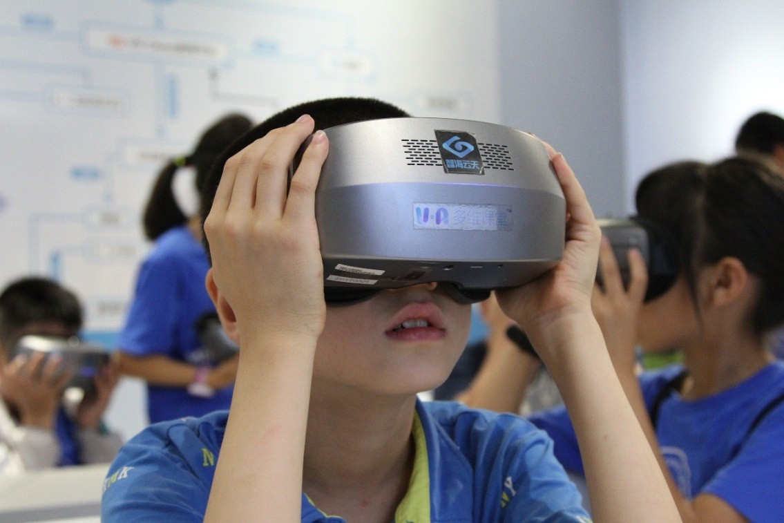 震撼感的暑假,學生涌進智海云天AR/VR教育展廳